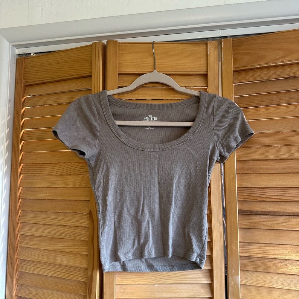 Hollister Women's Charcoal Short Sleeve Tee